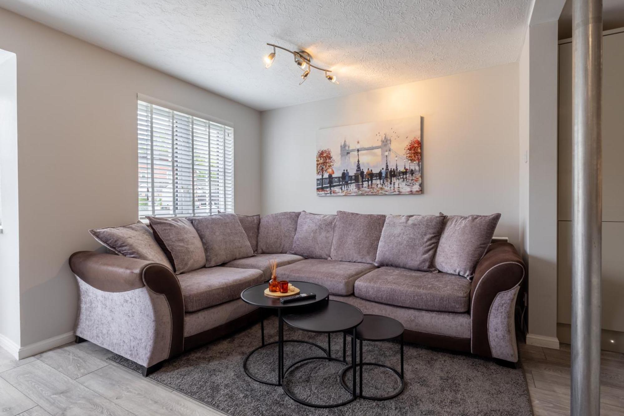 Modern 2 Bed Apartment Near Gatwick Crawley  Ngoại thất bức ảnh