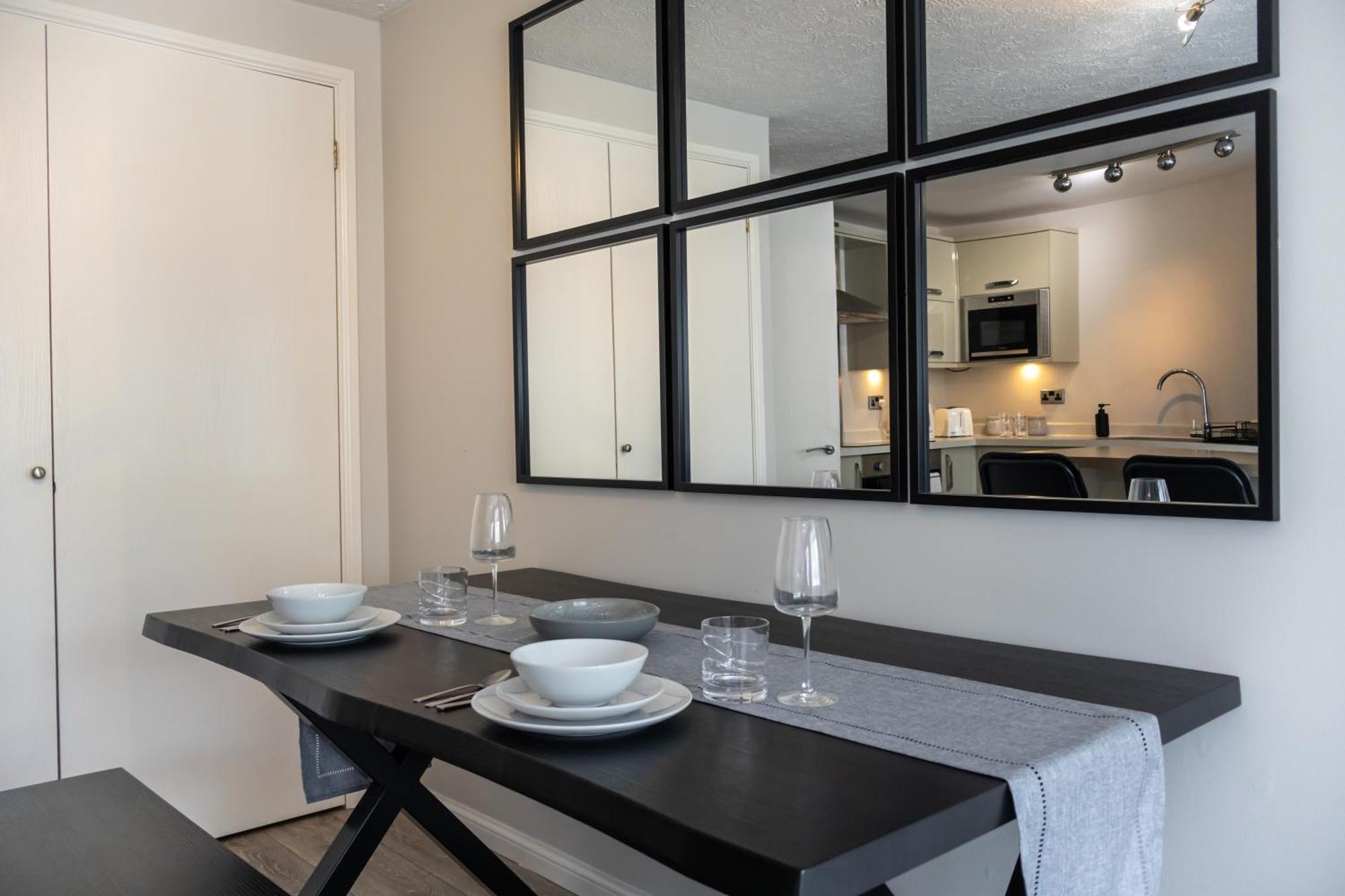 Modern 2 Bed Apartment Near Gatwick Crawley  Ngoại thất bức ảnh