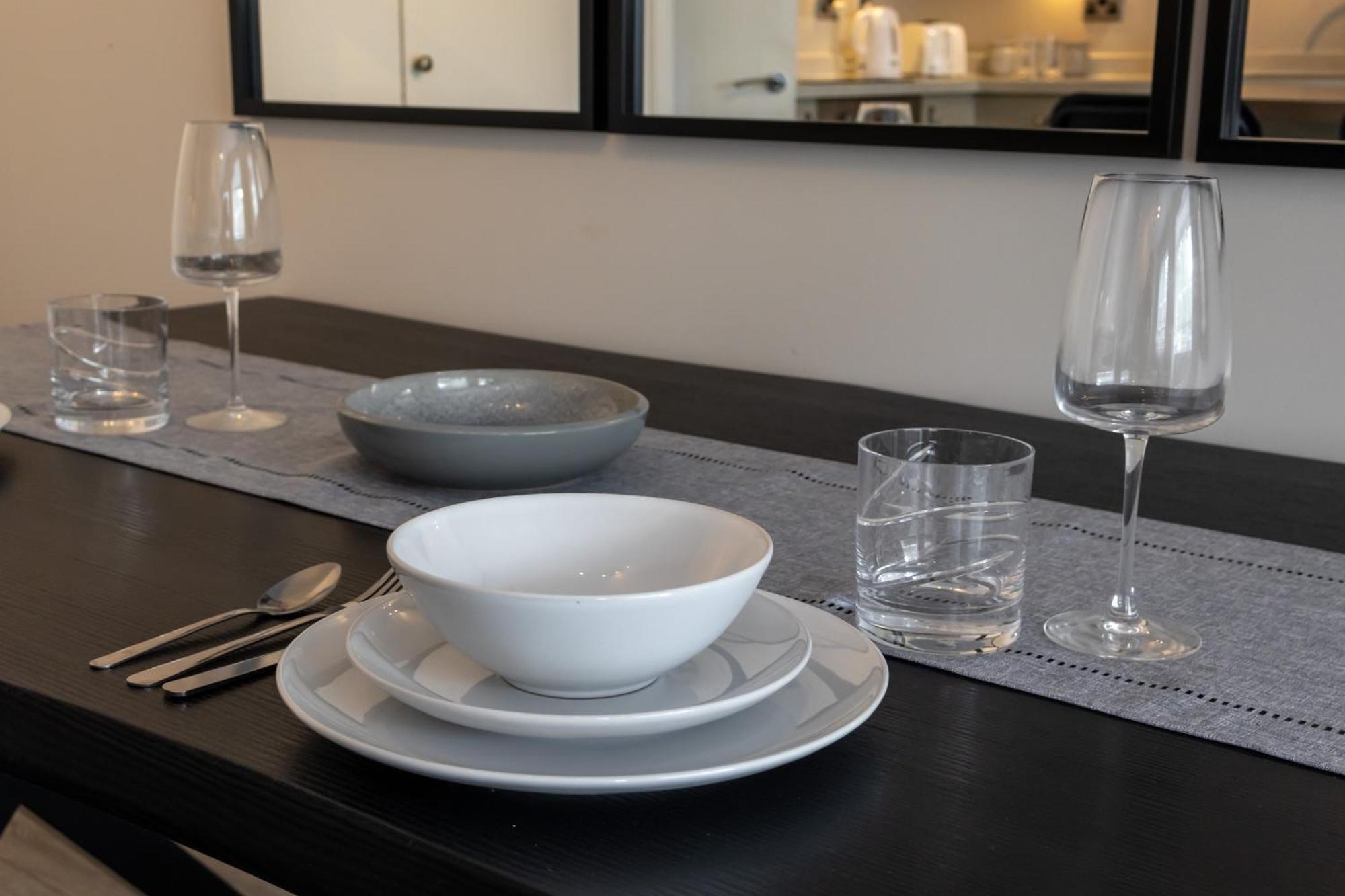 Modern 2 Bed Apartment Near Gatwick Crawley  Ngoại thất bức ảnh