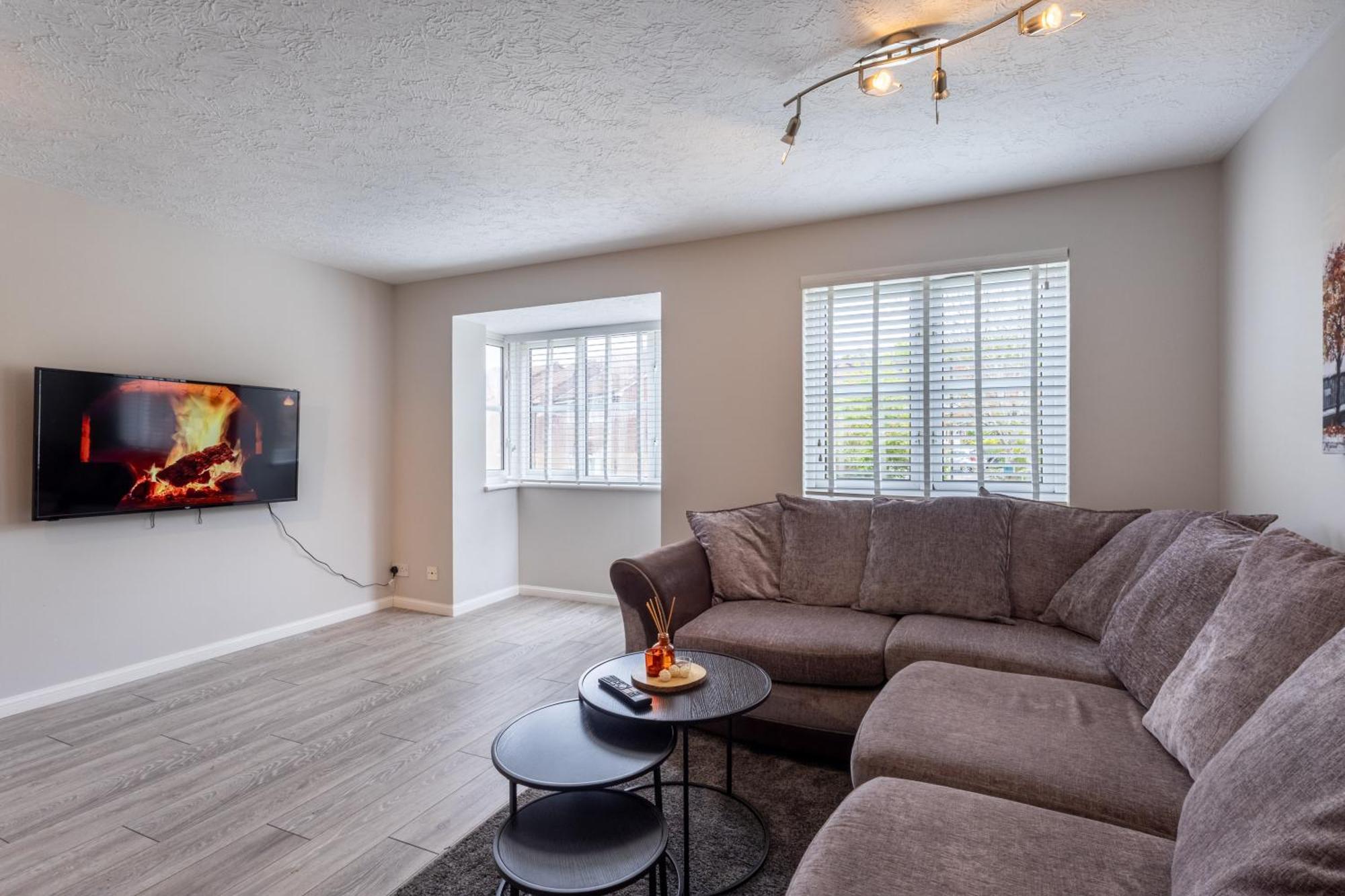 Modern 2 Bed Apartment Near Gatwick Crawley  Ngoại thất bức ảnh