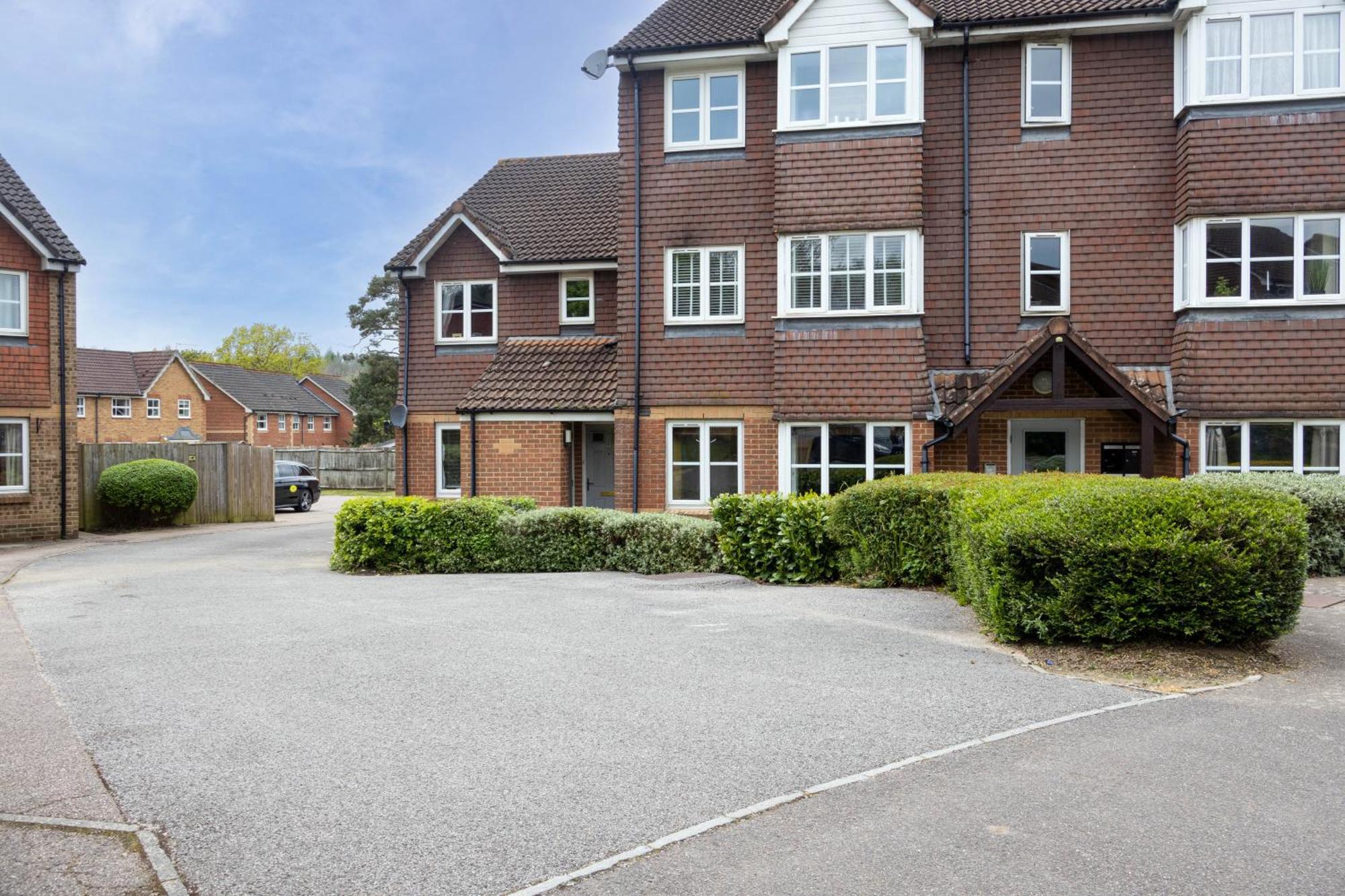 Modern 2 Bed Apartment Near Gatwick Crawley  Ngoại thất bức ảnh