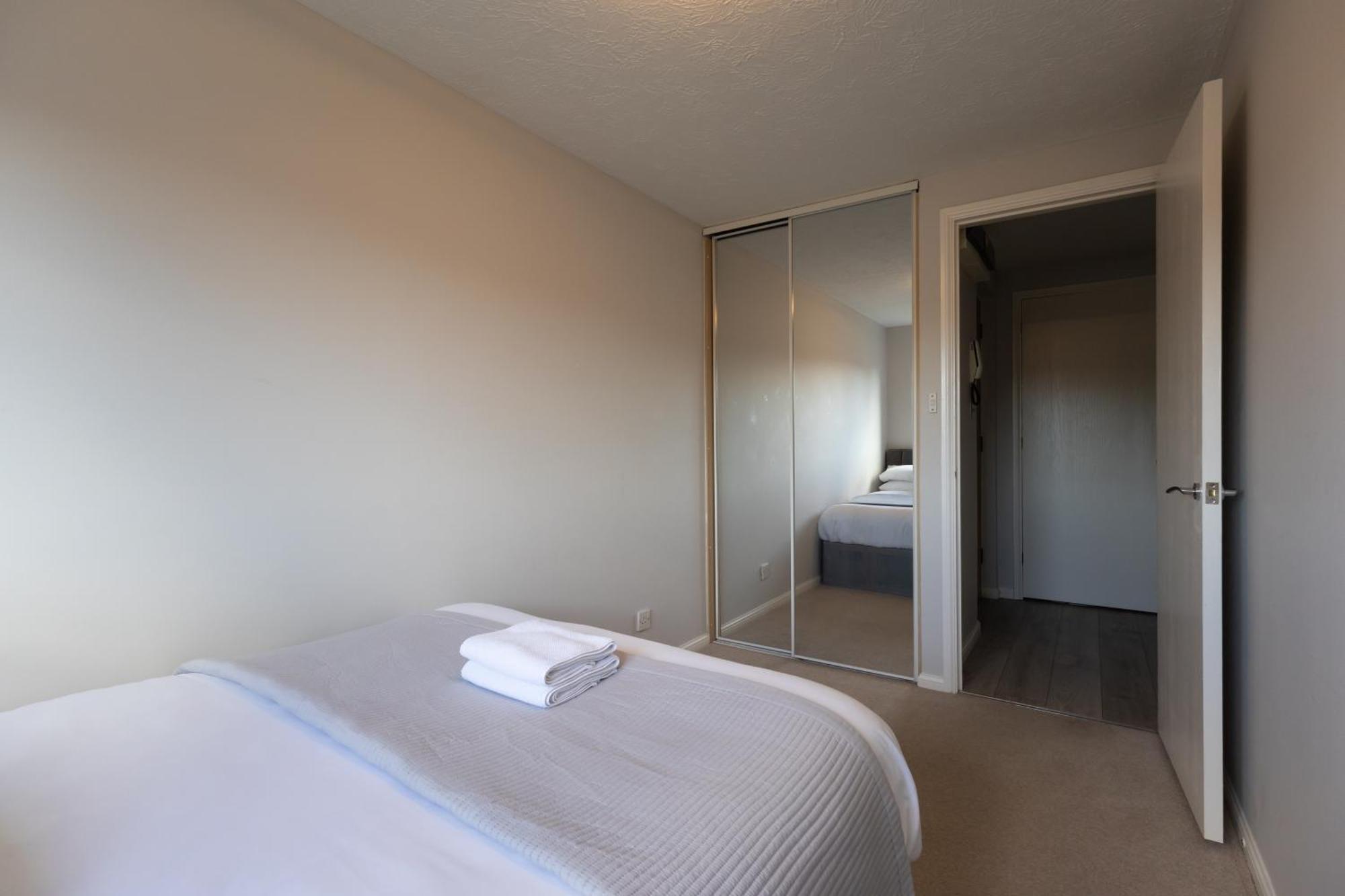 Modern 2 Bed Apartment Near Gatwick Crawley  Ngoại thất bức ảnh